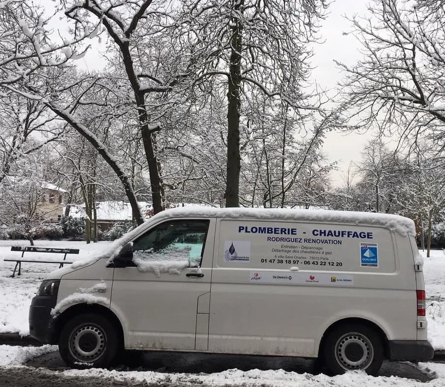 RR Énergies service van in the snow, ready to respond even in winter