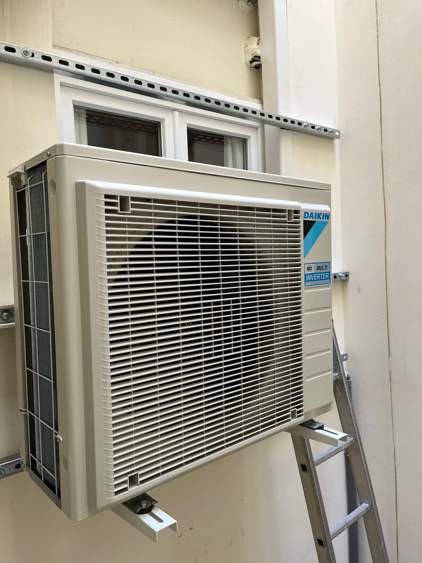 Groupe extérieur de climatisation fixé sur une façade